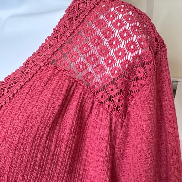 3X ABSOLUTELY FAMOUS LACE V-NECK TOP. FRONT TIE. TEXTURED POLYESTER DEEP MAUVE. - Picture 3 of 16